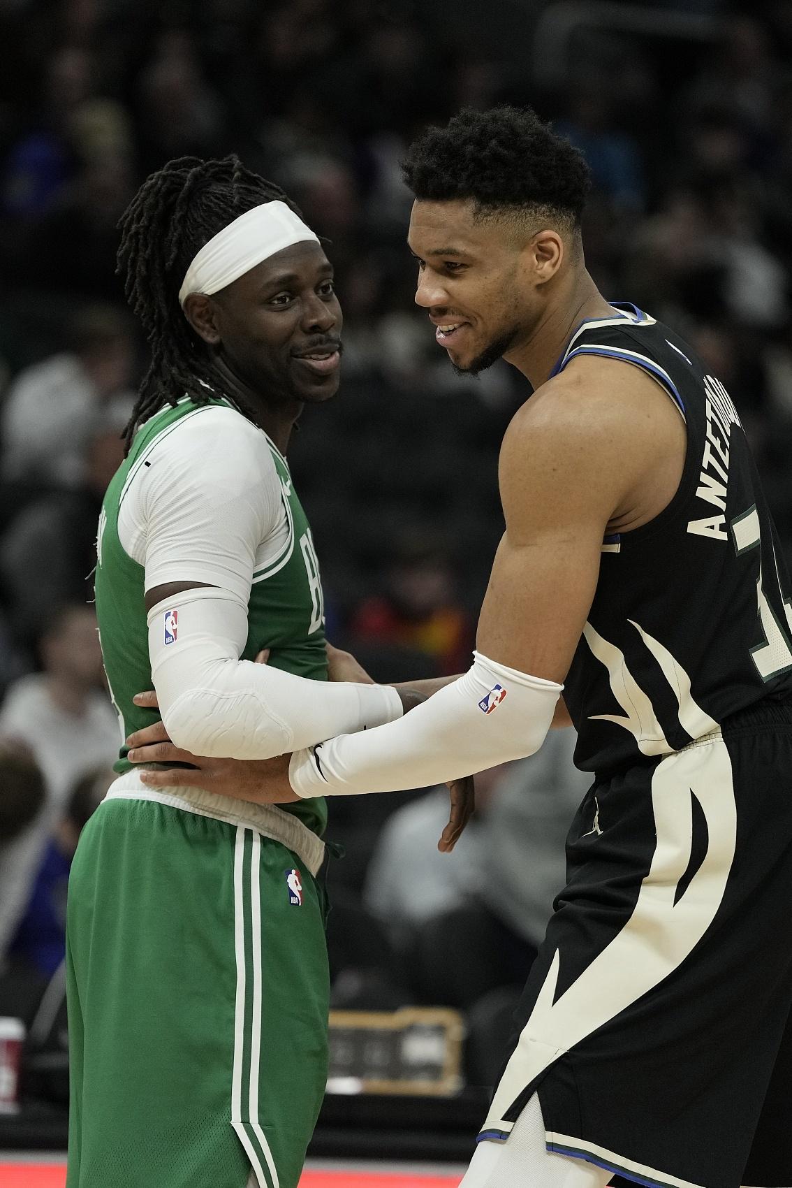 还爱着朱哥！鹿媒称砸腿助攻前所未见！字母哥：霍勒迪经常这么干