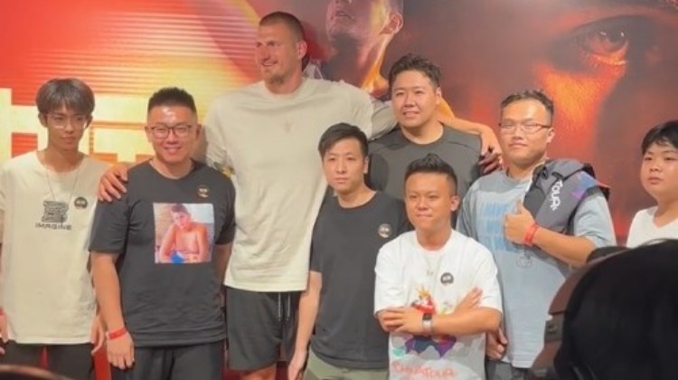 开云体育下载APP-一位球迷穿身穿印有约基奇儿童照的T恤  成功逗笑约老师