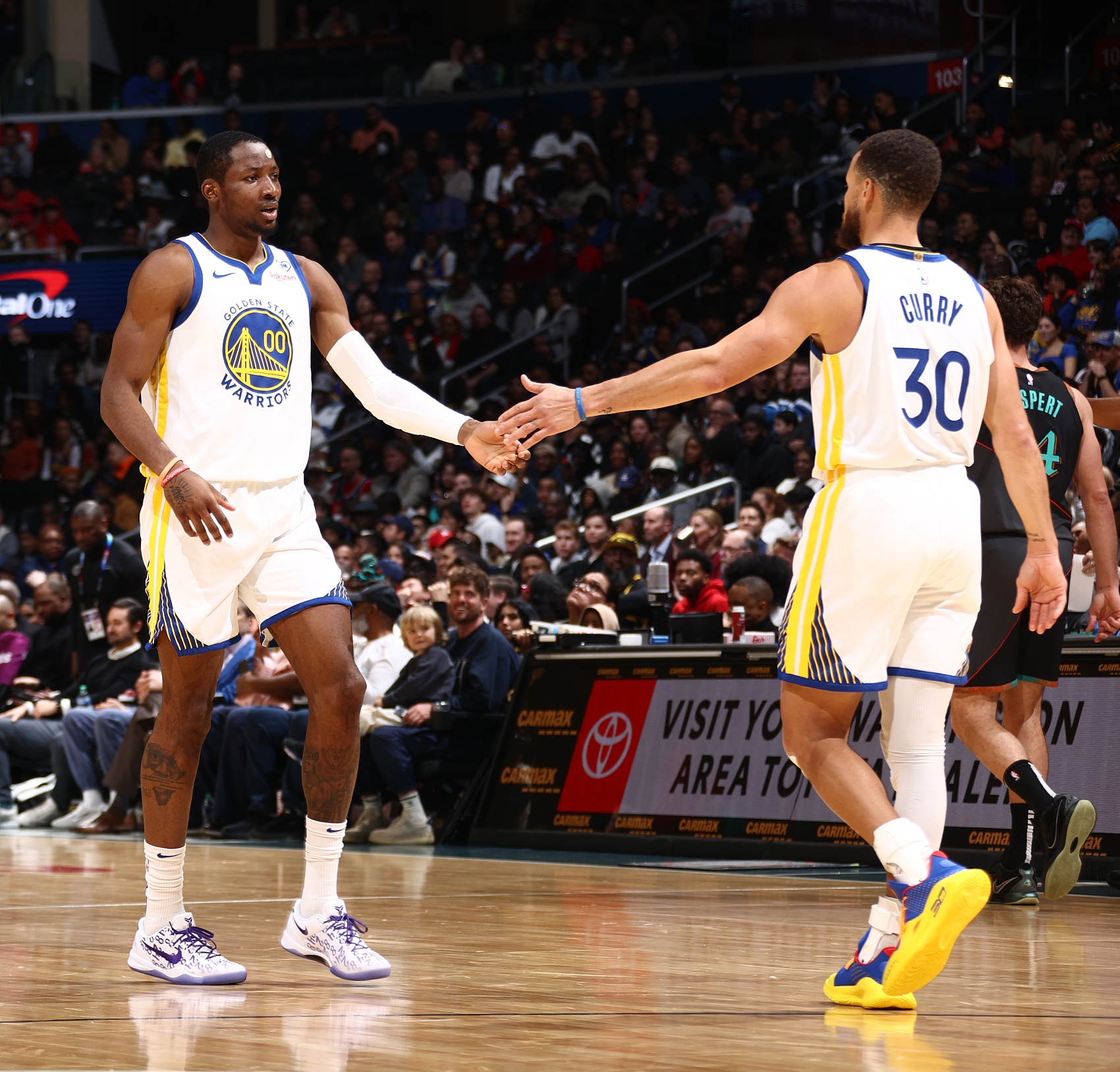 库里：库明加始终坚持训练保持着备战状态 希望他不会缺席太久